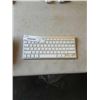 Image 8 : LOT OF SCIENTIFIC CALCULATORS AND WIRELESS KEYBOARD