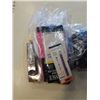 Image 8 : BAG OF SUNGLASSES, EYELASH CURLER, CLEANING CLOTHS