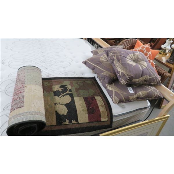 Decorator Pillows, Runner