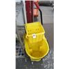 Image 1 : Rubbermaid Mop Bucket