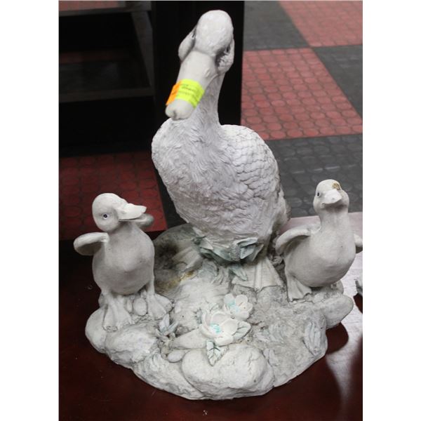 FAMILY OF DUCKS OUTDOOR ORNANMENT H-19.5 