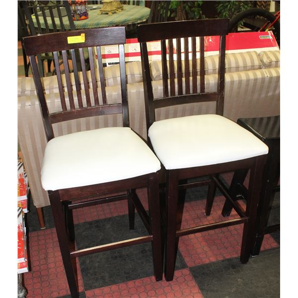 2 BAR STOOLS