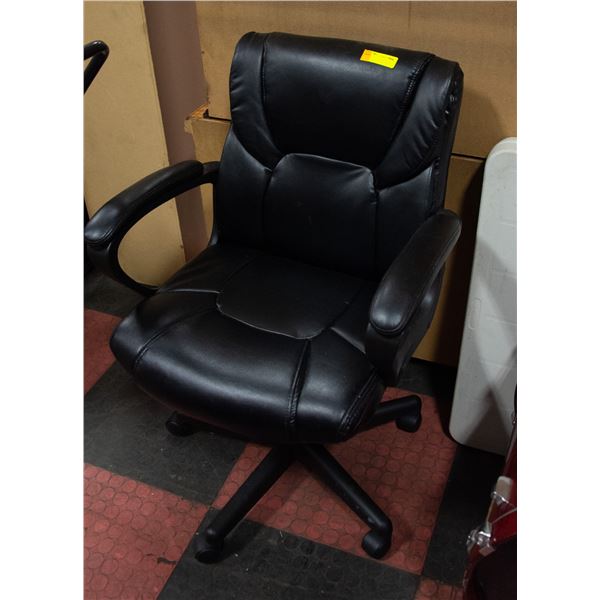 BLACK LEATHERETTE HYDRAULIC LIFT OFFICE CHAIR