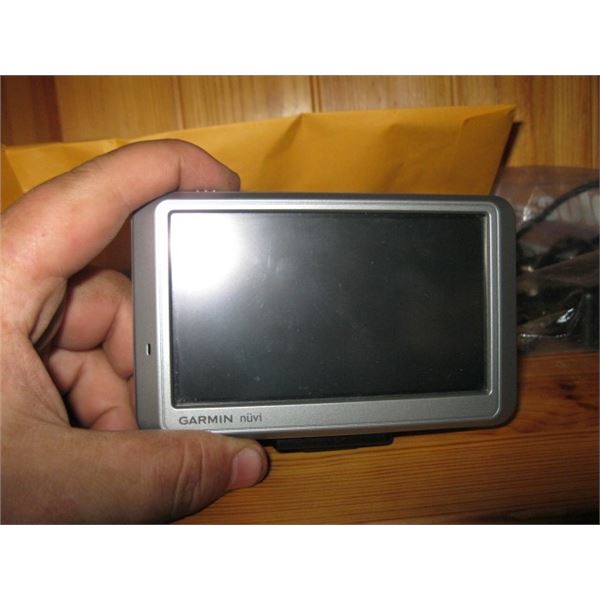 GARMIN NUVI GPS UNIT W/ACCESS.