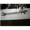 Image 1 : 2 GRABBER STICKS