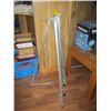 Image 2 : 2 ALUMINUM TRIPOD STANDS
