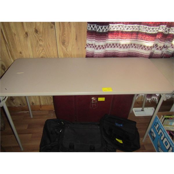 FOLDING TABLE