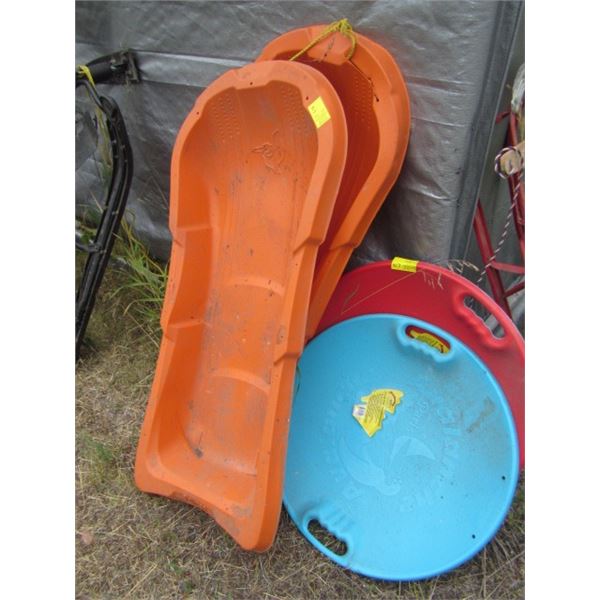 2 GOOD SLIDING CIRCULAR SLEDS & 2 BROKEN CIRCULAR SLEDS