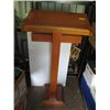 Image 1 : PINE PODIUM STAND