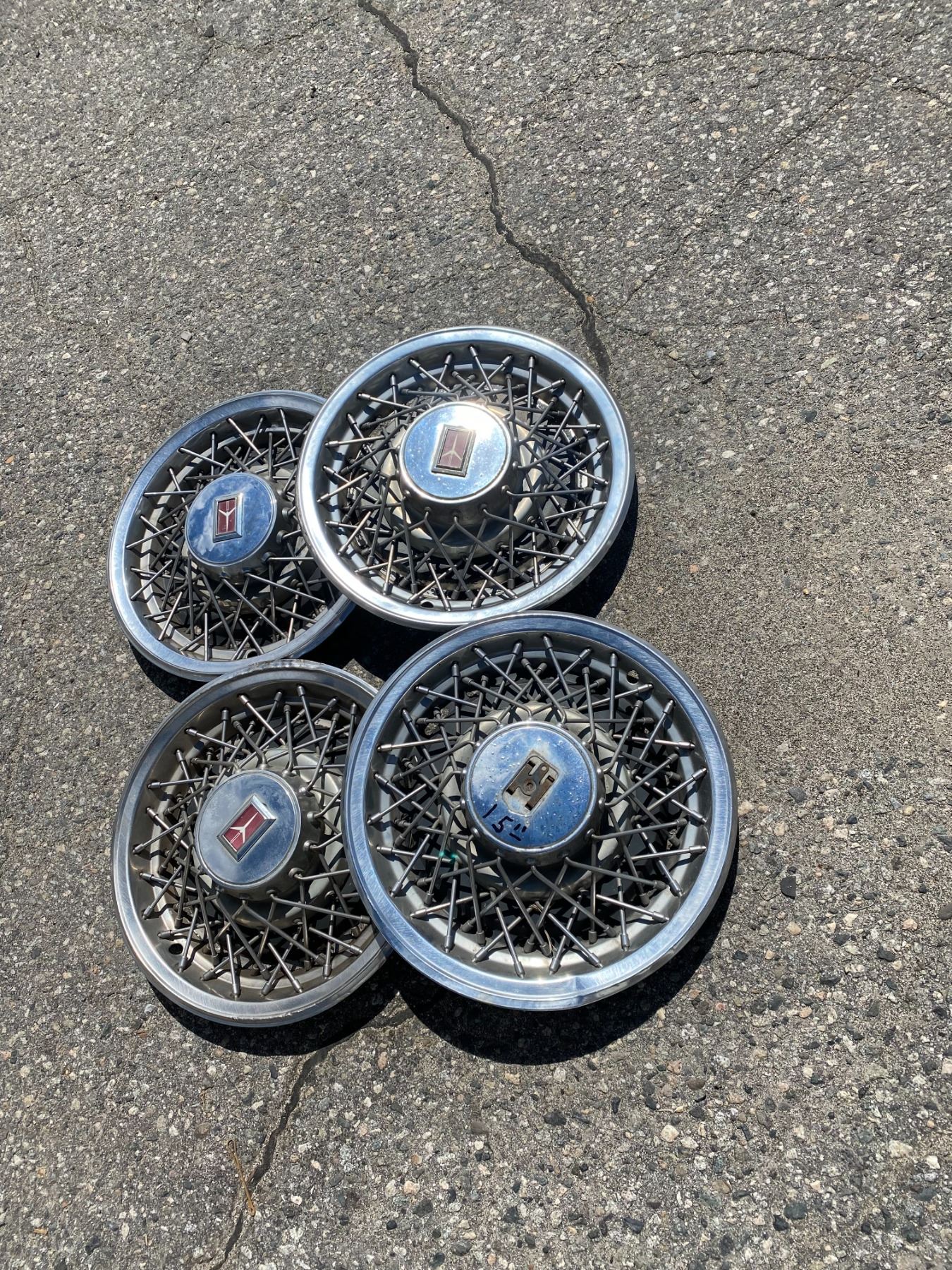 15" hubcaps missing one emblem