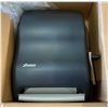 Image 1 : New Array Paper Towel Dispenser