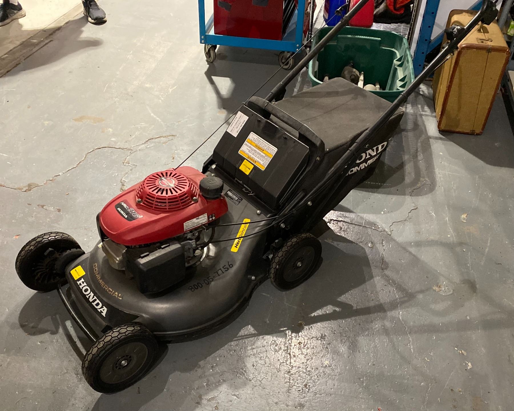 Honda Commercial Lawn Mower HRC 216 (Running)
