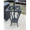 Image 8 : METAL COAT RACK AND STEP OPEN TRASH CAN