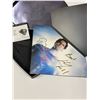 Image 2 : Autograph Signed Superman Logo Stand
