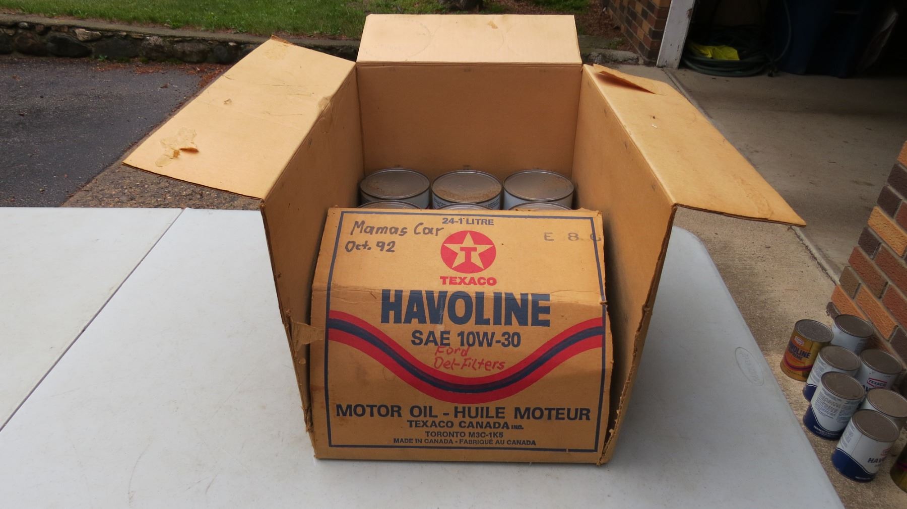 Texaco Box Texaco Havoline box with (9) new sealed 1 litre cans - 10W30