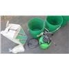 Image 4 : (3) Buckets + fertilizer sprayer