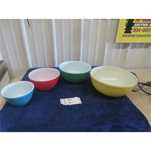Set of 4 Pyrex Mixing Bowls - 4 Colors