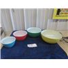 Image 1 : Set of 4 Pyrex Mixing Bowls - 4 Colors