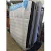 Image 1 : Sealy Posturpedic Mattress + Box - Queen Size