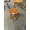 Image 4 : 3 Stools & 2 Chairs