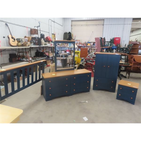 4 pc Bedroon Suite; Dresser 61" x 17" x 29" + Mirror 38" x 27" , Dresser 52" x 31" X 17" , Night Tab