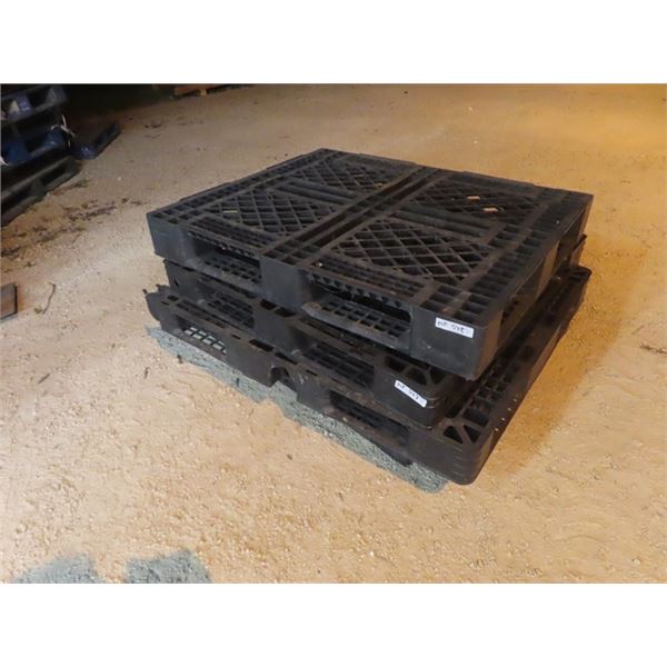 4 Poly Pallets