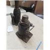 Image 2 : 2 Hydraulic Jacks