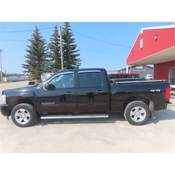 2011 Chevy  Silverado LS Cheyenne Edition - 4 Door 4x4 V8 A/T 59000 Kms Saftied with TOD - Running B