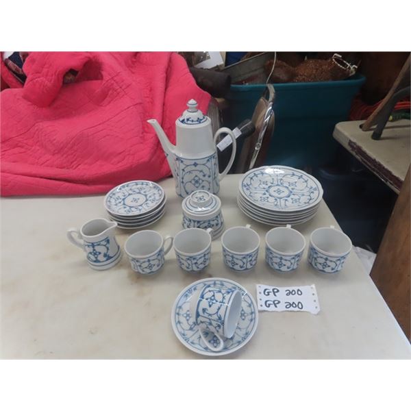 Bavaria Place Setting with Tea Pot