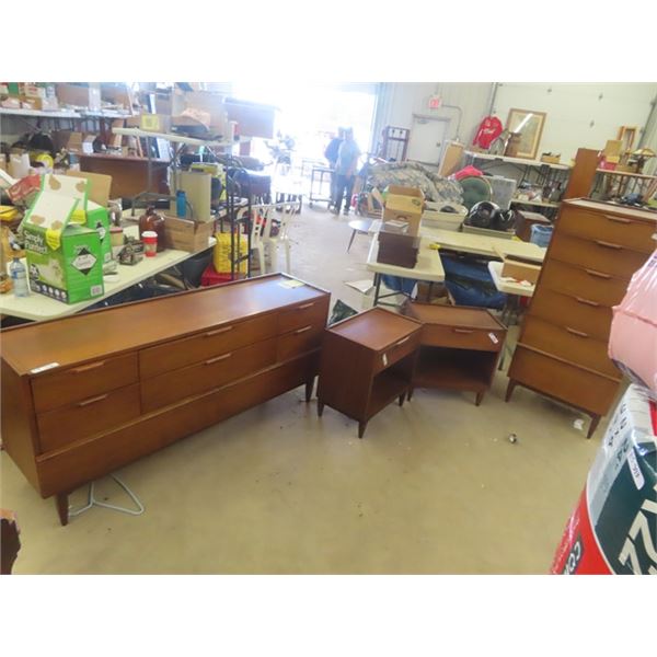 4 pc Bedroom Suite; Dresser 56"x26"x17", Dresser 30"X66"x17" , 2 Night Tables 24"x 14"x23"