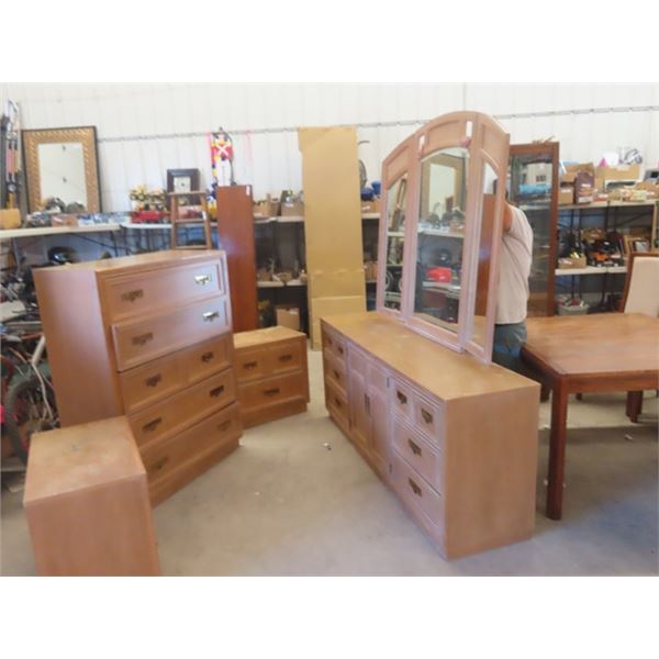 4pc Bedroom Suite; Dresser 30" x 72" x 18" plus Mirror 48" x 52" , Dresser 52" x 38" x 18" , 2