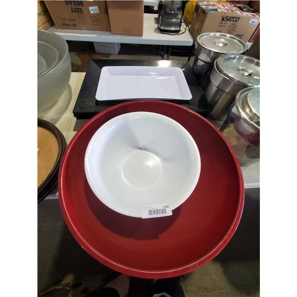 Lot of 6 assorted kitchenware, large bowls & serving trays