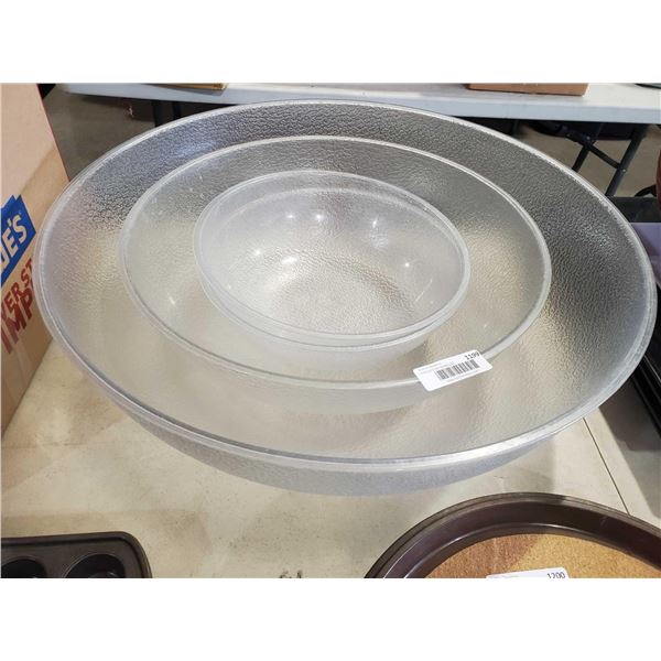 Lot of 4 large plastic Salad/serving bowls (Chapstick for size)