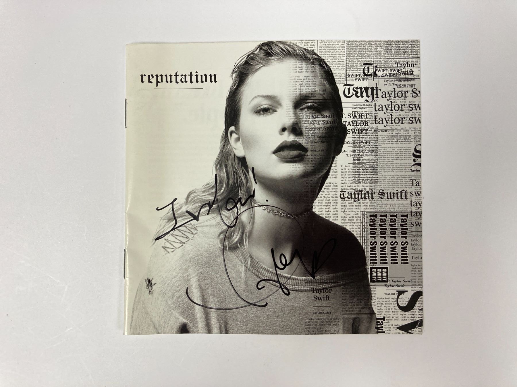 Autograph Signed Taylor Swift Reputation CD Booklet