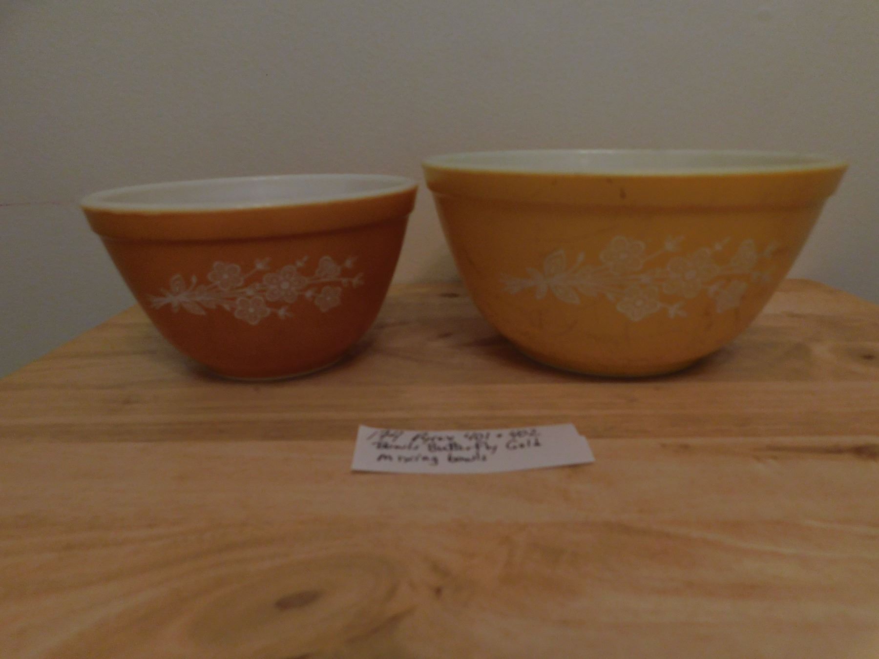 PYREX 402 402 GOLD BUTTERFLY MIXING BOWLS - Schmalz Auctions