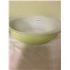 Image 4 : 3 bowls - 2 Pyrex, 1 measuring bowl, 9.5" plate, 9" bowl, 6" bowl