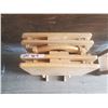 Image 2 : 4 wooden tv trays (one has some damage)