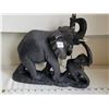 Image 1 : African elephant mother & calf statue.