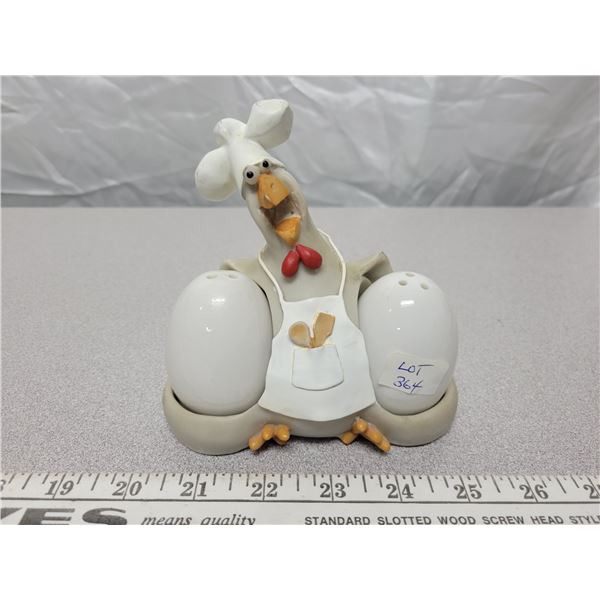 Chicken salt & pepper set, good condition