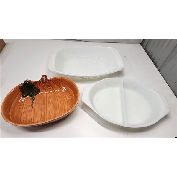 Set of 2 Pyrex Cooking dishes (Large - 2 1/2 Qt & Split - 1 1/2 Qt) and Pumpkin platter dish