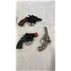 Image 2 : TRAY OF CAP GUNS AND FIGURES