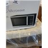 Image 2 : INSIGNIA 0.7 CUBIC FOOT COUNTERTOP MICROWAVE 700 WATTS - TESTED WORKING, RETAIL $129