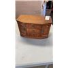 Image 1 : VINTAGE MUSIC JEWLERY BOX WITH CONTENTS