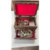 Image 2 : VINTAGE JEWLERY BOX WITH CONTENTS