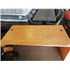 Image 2 : LARGE DESK AND GAS LIFT OFFICE CHAIR