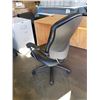 Image 4 : LARGE DESK AND GAS LIFT OFFICE CHAIR