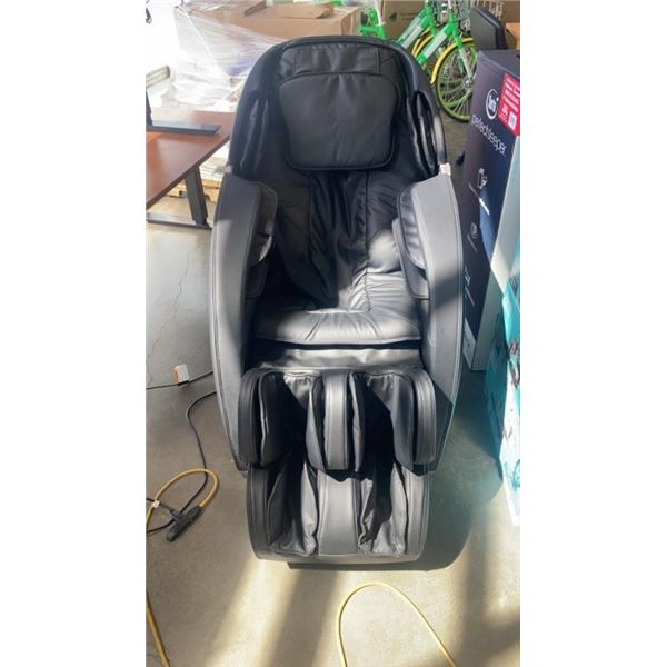 INSIGNIA FULL BODY MASSAGE CHAIR MODEL NS-MGC300B - TESTED WORKING , RETAIL $2,699