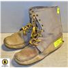 Image 1 : VINTAGE MUKLUKS APPROXIMATELY MENS SIZE 9