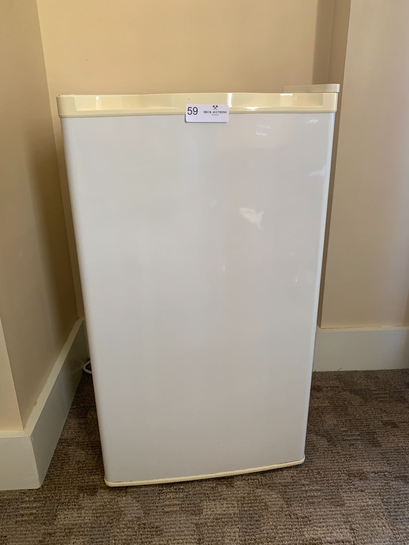 Igloo Mini Fridge (Model No. FR280) Beck Auctions Inc.