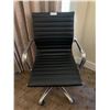 Image 1 : Leather-Style Office Chair on Wheels